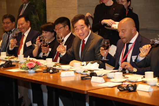 이낙연 국무총리가 10일 오후(현지시간) ' 러시아 블라디보스토크 시내 롯데호텔에서 고려인들과 교민들이 참석해 열린 한-러 우호친선 만찬 간담회에서 동포들과 건배를 하고 있다.